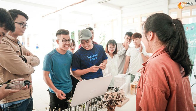 Các bạn sinh viên hào hứng thu gom chai nhựa để đổi lấy chai thủy tinh tại ĐH Kinh tế - ĐH Đà Nẵng Ảnh: NVCC 