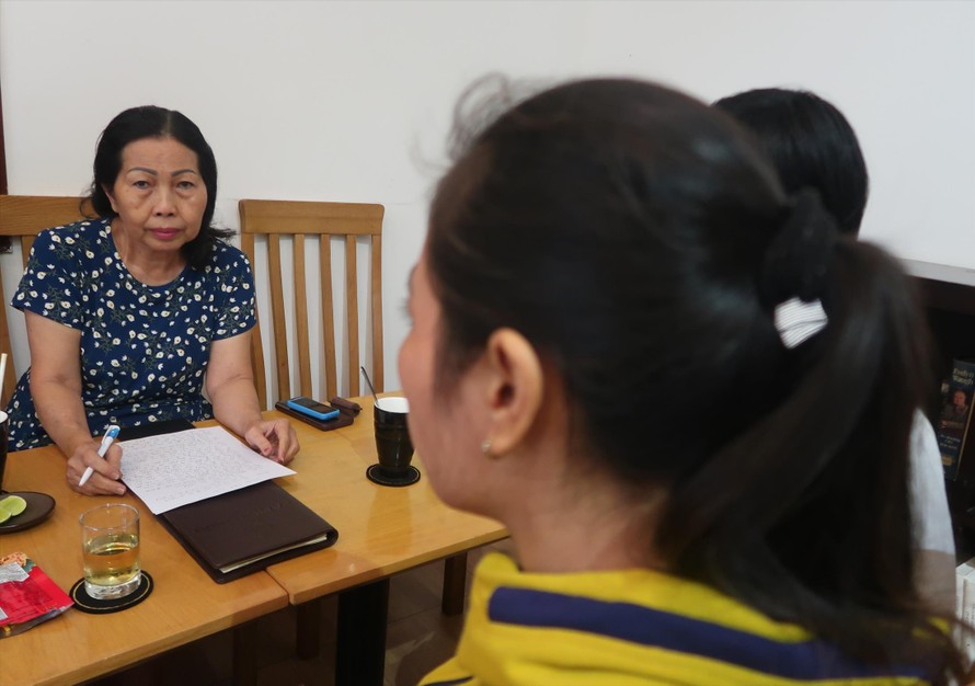 Chị E  (bìa phải) trong buổi gặp với luật sư Trần Thị Ngọc Nữ 