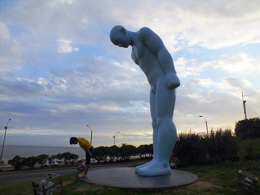 Bức tượng “Người đàn ông cúi chào” chưa biết đặt ở đâu tại Huế 