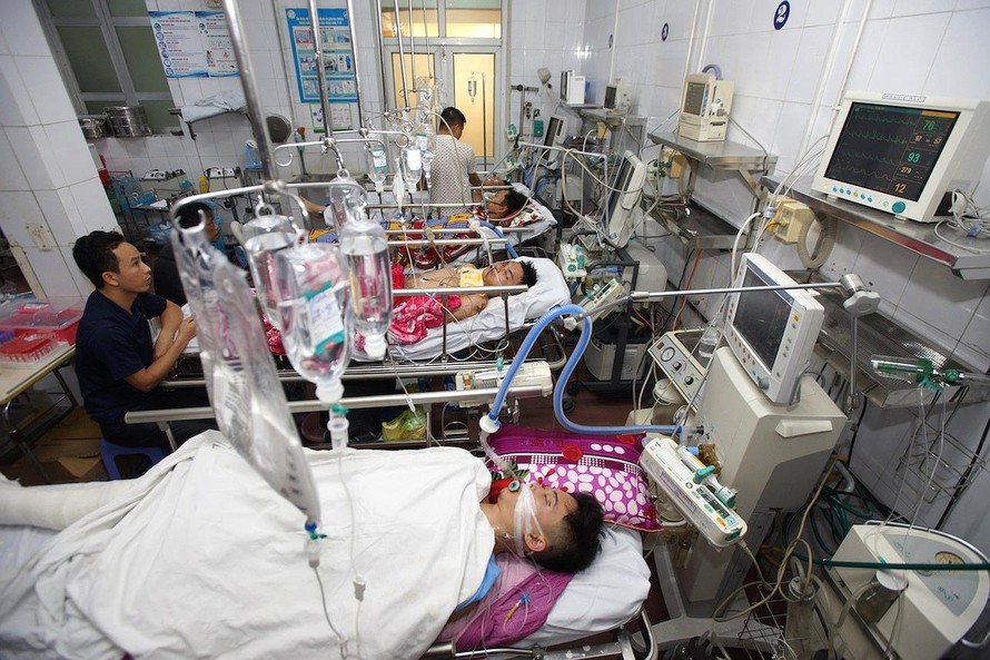 Bệnh nhân cấp cứu trong bệnh viện Việt Đức do tai nạn giao thông dịp nghỉ lễ Ảnh: Huyền Anh