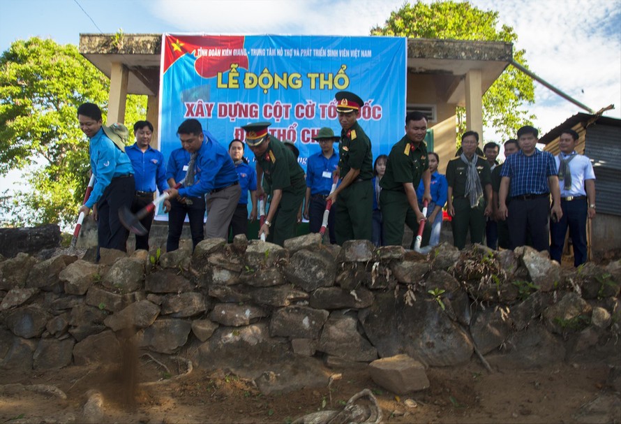 Lễ động thổ xây dựng cột cờ Tổ quốc trên đảo Thổ Chu Ảnh: CTV