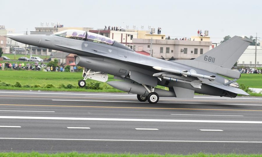 Một chiếc tiêm kích F-16V hạ cánh xuống đường cao tốc ở huyện Chương Hóa, miền trung Đài Loan Ảnh: Atimes 
