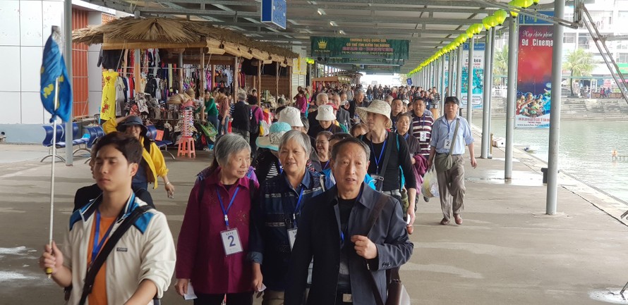 Một lượng du khách Trung Quốc ồ ạt vào Việt Nam qua tour giá rẻ ảnh: HOÀNG DƯƠNG 