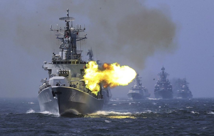 Tàu chiến Trung Quốc và Nga trong một cuộc tập trận chung ở biển Hoa Đông năm 2014 Ảnh: SCMP/AP 