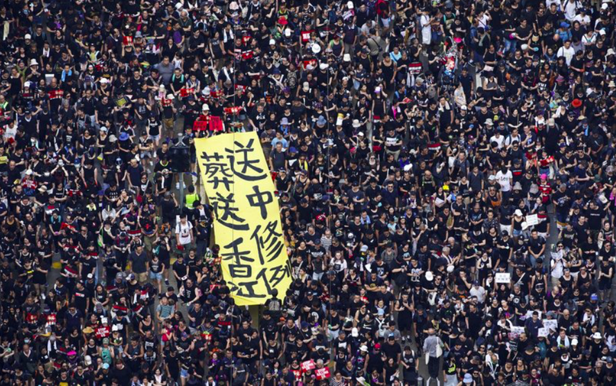 Biển người mặc áo đen phủ kín khu trung tâm Hong Kong hôm 16/6 Ảnh: AP