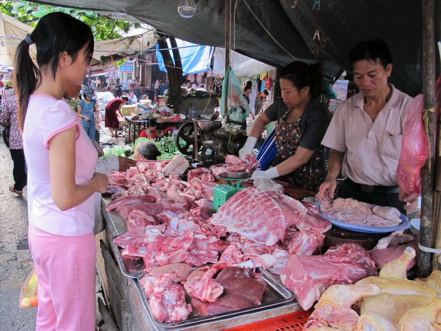 Giá thịt lợn có thể tăng cao trong thời gian tới, do thiếu hụt nguồn cung trong nước vì bệnh dịch tả lợn châu Phi Ảnh: Bình Phương 