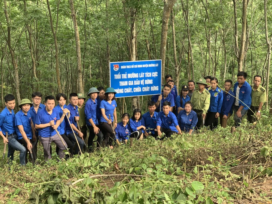 Đoàn viên thanh niên huyện Mường Lát (Thanh Hóa) gắn biển tuyên truyền bảo vệ rừng Ảnh: Hoàng Lam