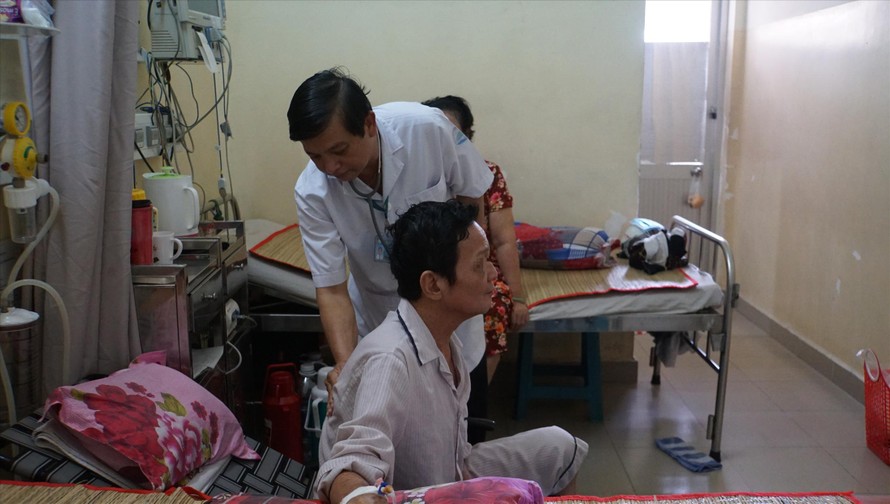 Bác sĩ Nguyễn Thanh Phong đang thăm khám cho một bệnh nhân bị SXH