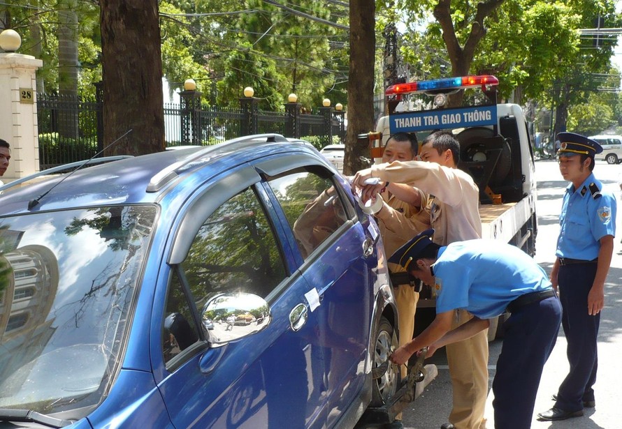 Để chống ùn tắc ở khu nội đô, Hà Nội từng cẩu ô tô đậu không đúng nơi quy định Ảnh: T.Đ