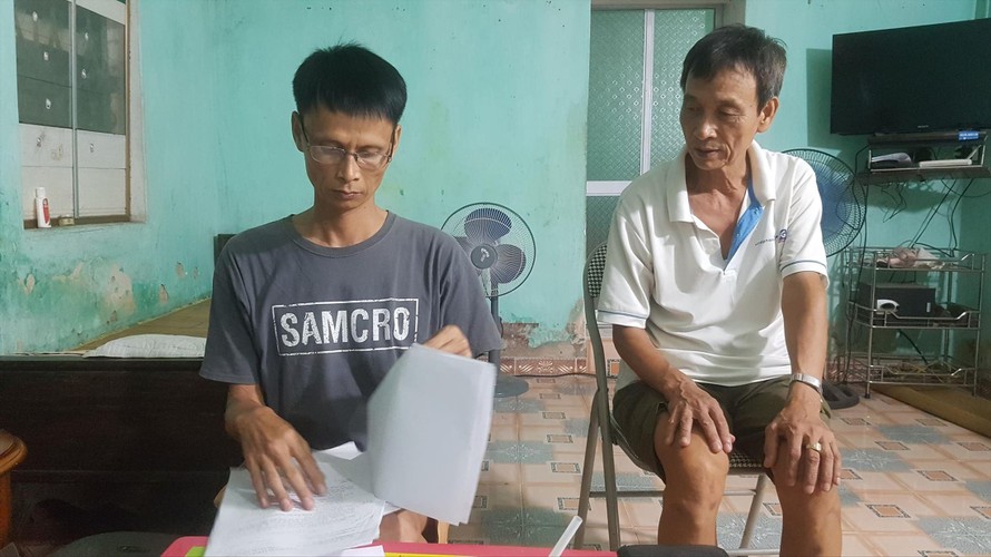 Anh Lê Mạnh Linh ( trái) mất vợ vì “bản án” oan HIV