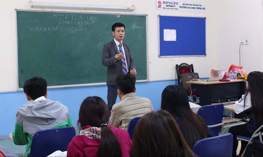 Ông Trần Khắc Hùng Chủ tịch HĐQT Đại học Đông Đô trong một lần giảng dạy tiếng Nhật cho sinh viên trường này. Ảnh: Facebook Đại học Đông Đô
