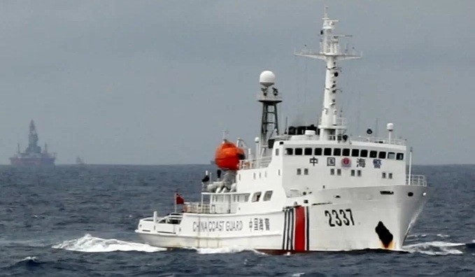 Một tàu hải cảnh Trung Quốc hoạt động trên biển Đông Ảnh: Reuters 