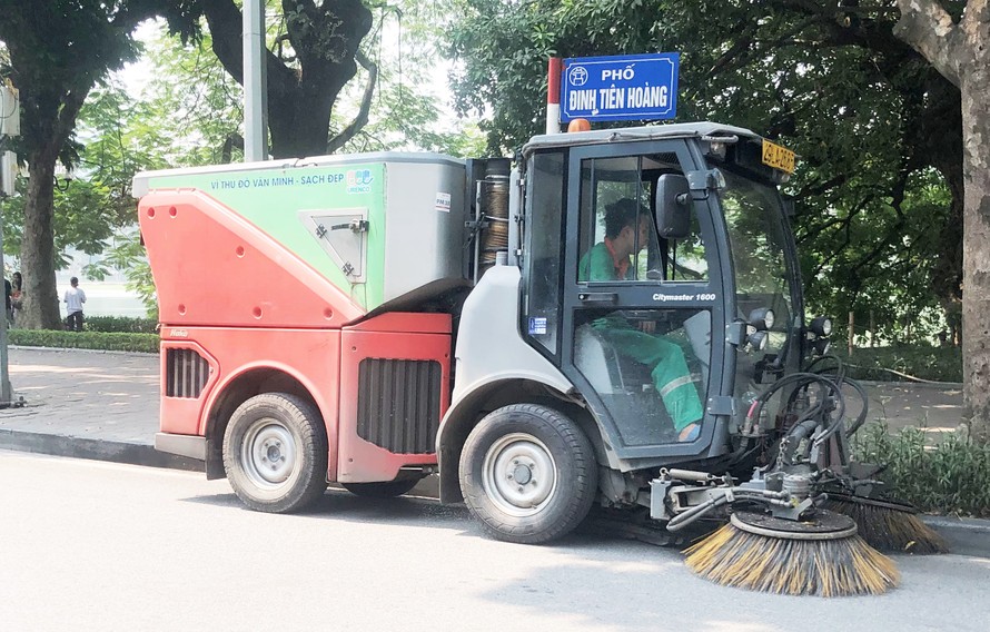 Xe quét rác được nhập về thay thế xe rửa đường Hà Nội lâu nayẢnh: Trọng Đảng