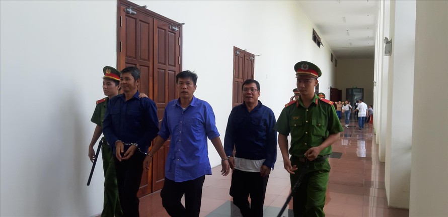 Nguyên CSGT Nguyễn Cảnh Chân (giữa) đến phiên xử phúc thẩm Ảnh: Tân Châu