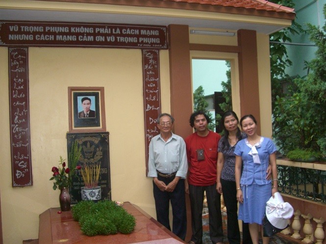 Ngôi mộ Vũ Trọng Phụng trong khu tưởng niệm ở Giáp Nhất (Hà Nội) trước kia (ảnh tư liệu của nhà phê bình Văn Giá)