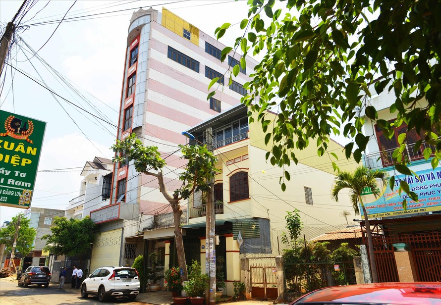 Tòa nhà số 10 cao nhất dãy phố Phan Đăng Lưu bị định giá thấp. Ảnh: T.N
