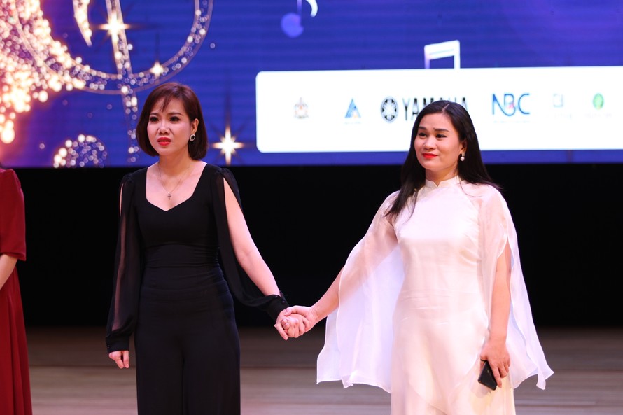 Khánh Ngọc và Tố Loan nắm chặt tay nhau trong thời khắc công bố giải thưởng Ảnh: Nguyễn Mạnh Hà