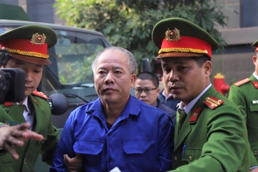 Nguyễn Văn Đông bị áp giải tới tòa 