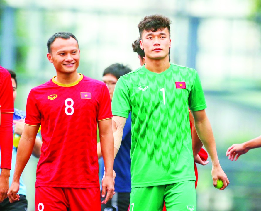 Thủ môn Bùi Tiến Dũng sau trận đấu với Indonesia ở vòng bảng ảnh: HỮU PHẠM