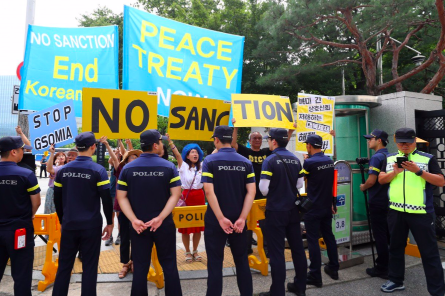 Người biểu tình ở Seoul ngày 17/12 kêu gọi Mỹ dỡ bỏ các biện pháp trừng phạt Triều Tiên Ảnh: EPA