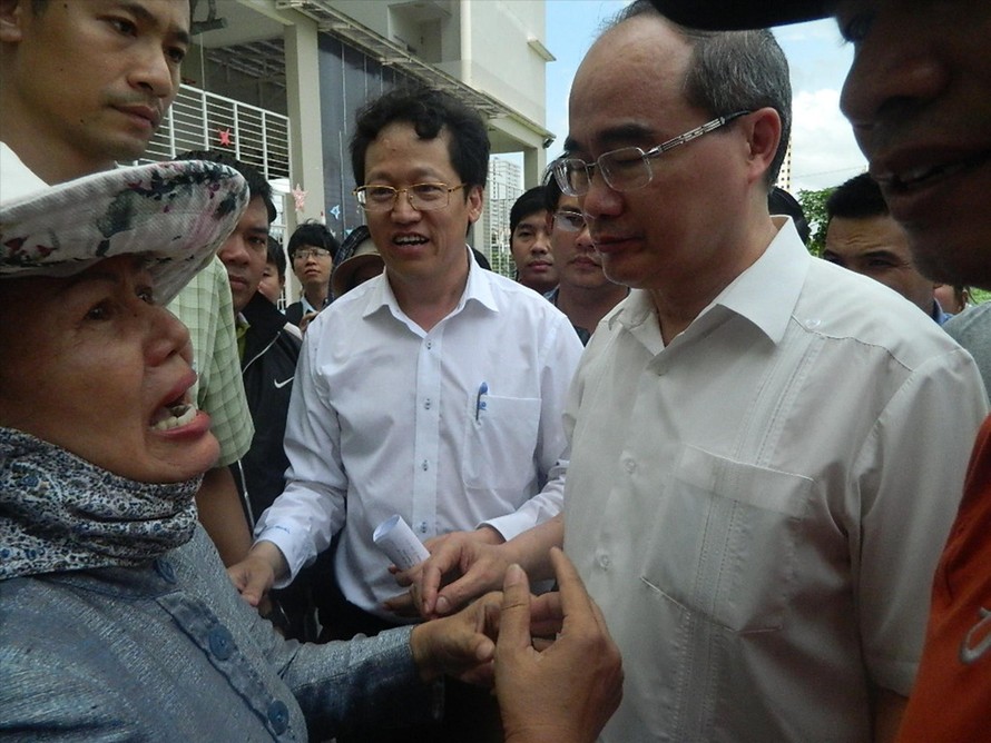 Người dân Thủ Thiêm gặp Bí thư Thành ủy TPHCM Nguyễn Thiện Nhân khi ông đến thăm nơi tạm cư của bà con 