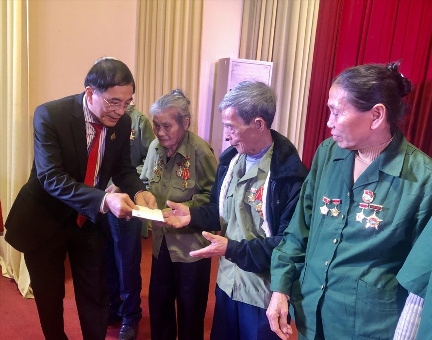 TS Nguyễn Mạnh Thắng, Chủ tịch - TGĐ Cty CP Đầu tư Đô thị và khu CN Sông Đà 7 trao quà tết cho TNXP tỉnh Yên Bái