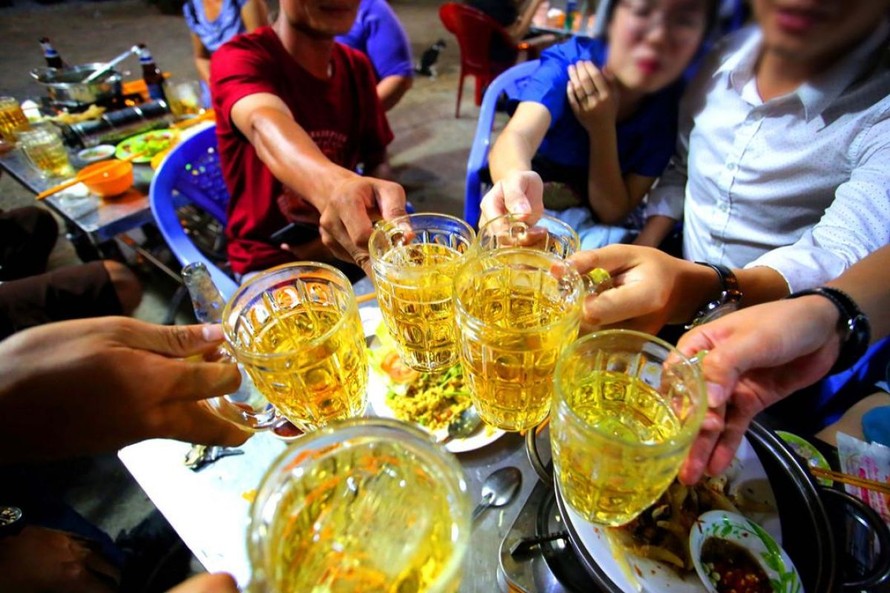 Nhiều người trẻ tìm đến rượu bia ngay cả khi buồn, vuiảnh: Hồng Vĩnh