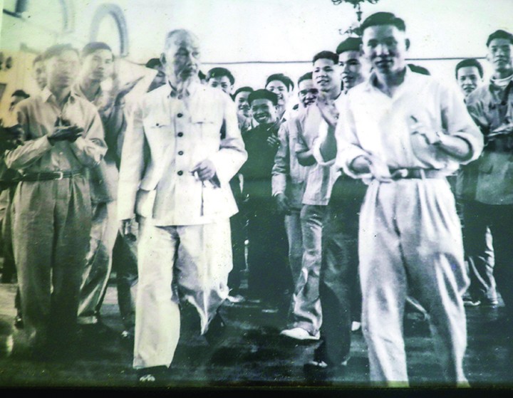Đại tá Đoàn Sự (hàng đầu, thứ ba từ trái sang) và cán bộ ĐSQ Việt Nam ở Trung Quốc đón Bác Hồ đến thăm. Ảnh nhân vật cung cấp