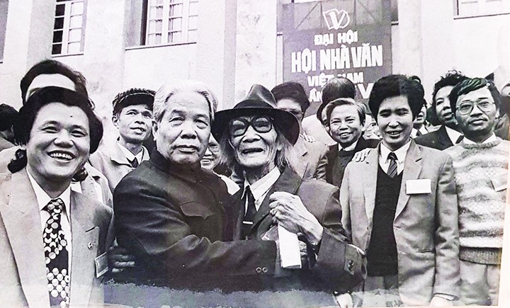 Nhà văn Lê Đại Thanh - bên cạnh đ/c Đỗ Mười, trong dịp đại hội Hội Nhà văn Việt Nam