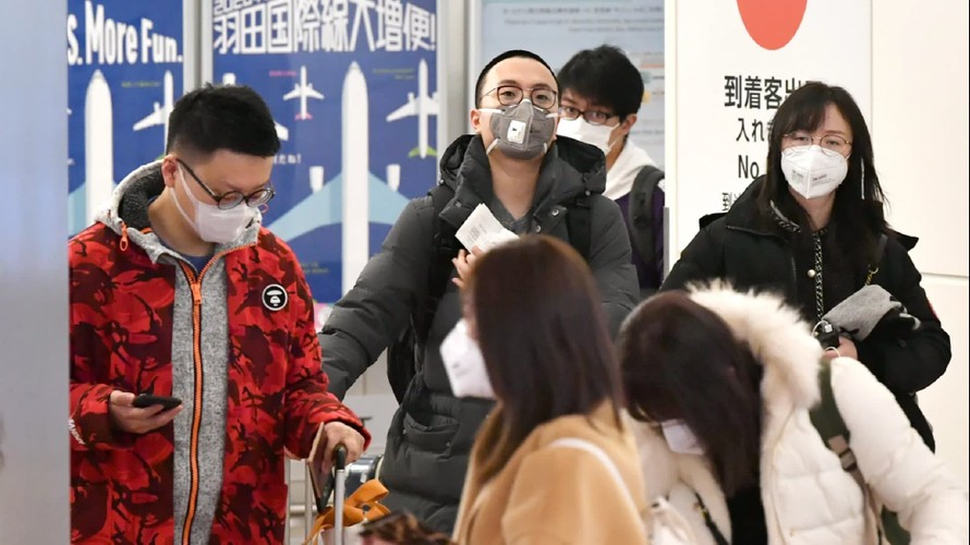 Khách du lịch Trung Quốc tại sân bay Narita của Nhật Bản. Nhiều người đã hủy tour giữa lúc virus nguy hiểm bùng phát Ảnh: Nikkei Asian Review 