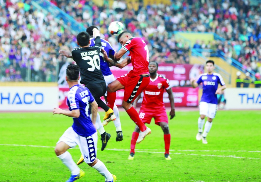 Pha tranh chấp bóng trên không trong trận tranh Siêu cúp 2018 giữa hai đội CLB Hà Nội và CLB Becamex Bình Dương 