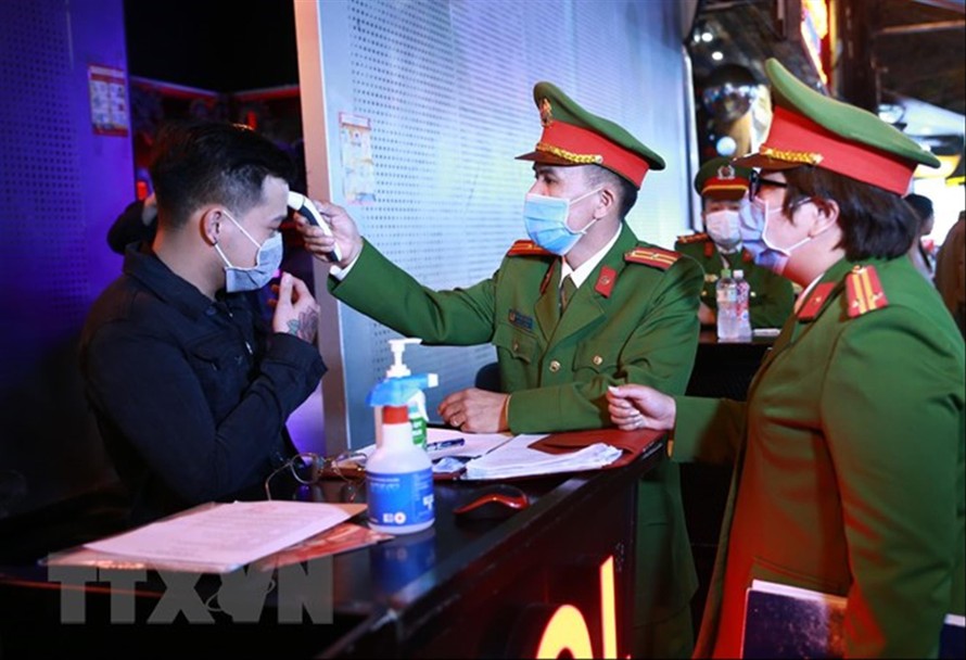 Cơ quan công an kiểm tra tại quán bar trên phố Mã Mây Ảnh: Doãn Tuấn