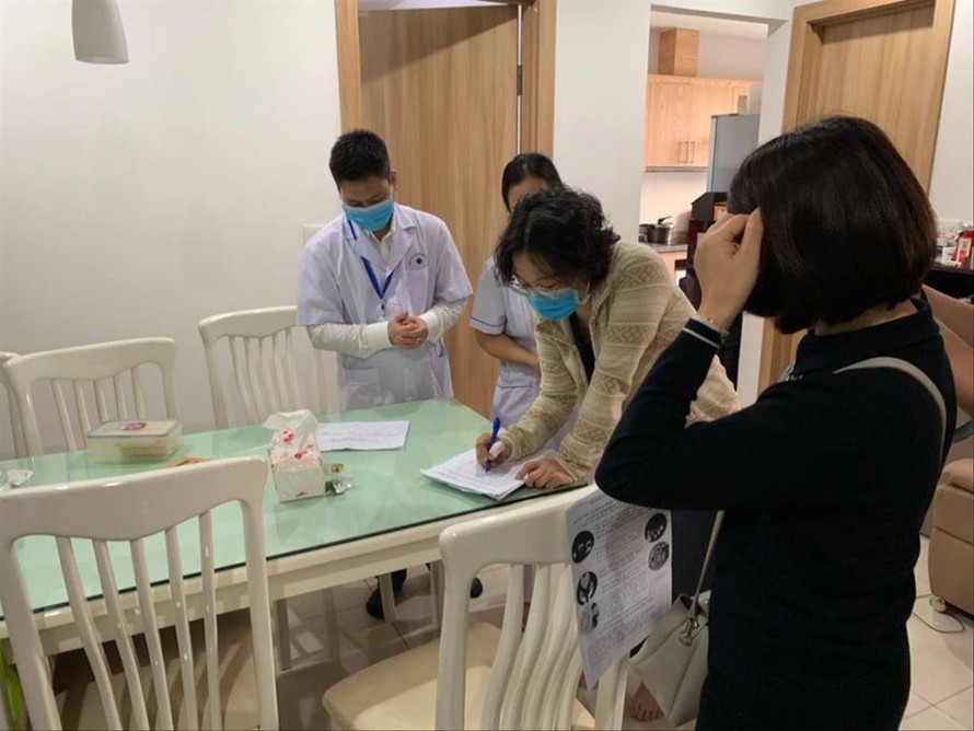 Tổ công tác phường Mễ Trì đến kiểm tra y tế với một gia đình Hàn Quốc trên địa bàn 