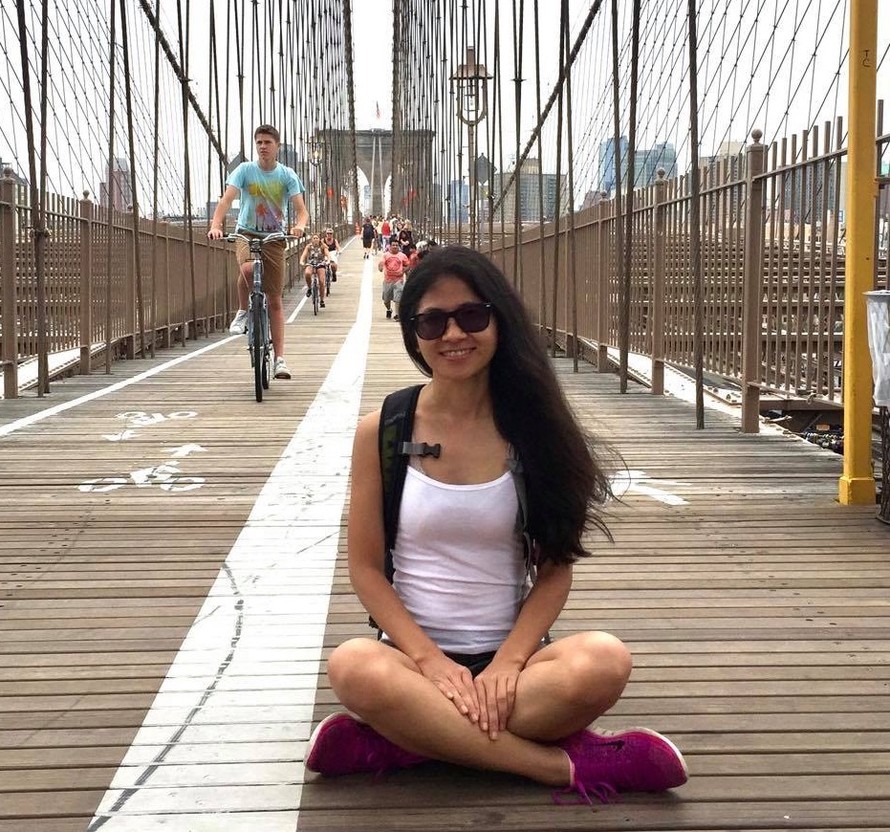 Trang Tara trên cầu Brooklyn (New York)