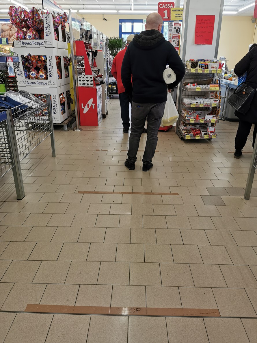 Nước Ý phong tỏa, người dân giữ khoảng cách 1mét (theo vạch kẻ) kể cả khi xếp hàng thanh toán trong siêu thị Ảnh: VƯƠNG PHẠM 