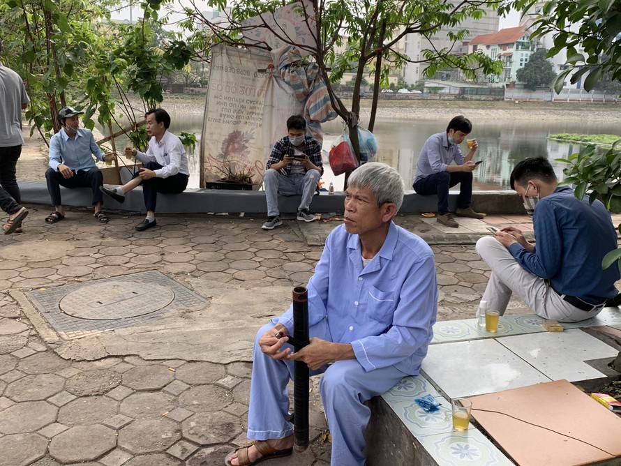 Nhiều người dân vẫn ngồi trà đá vỉa hè gần Bệnh viện Đại học Y - Hà Nội trưa 27/3. Ảnh: Nhật Minh