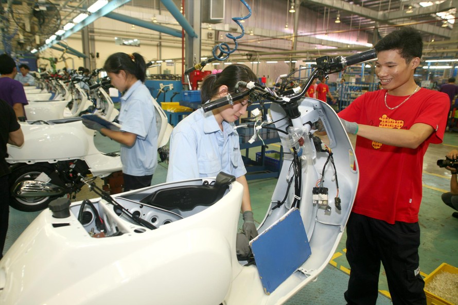 Hàng triệu lao động trong các ngành sản xuất sẽ mất việc tạm thời trong thời gian tới Ảnh: Nguyễn Bằng 
