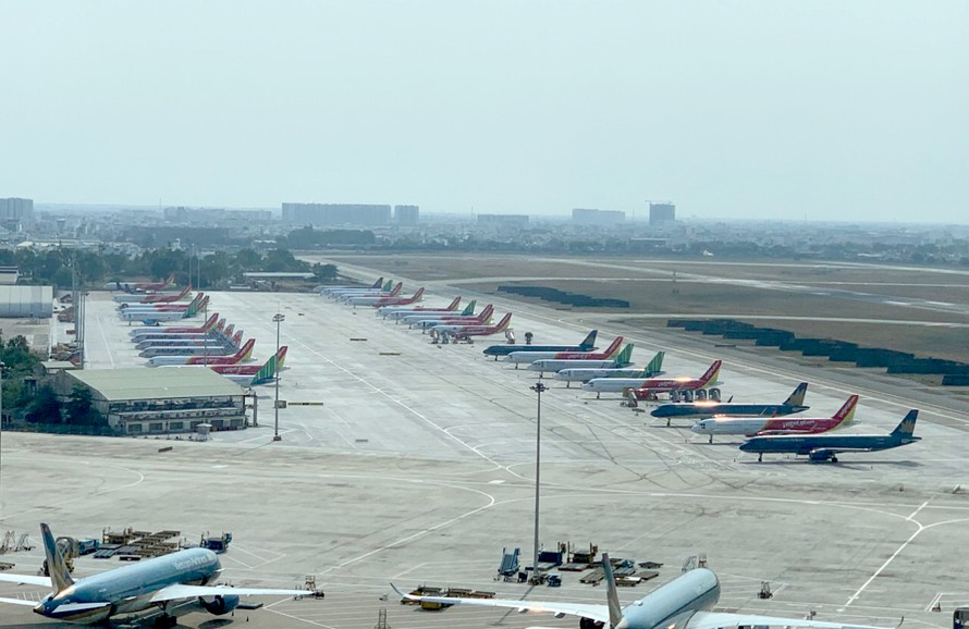 Sân bay Tân Sơn Nhất chật kín tàu bay “đắp chiếu”
