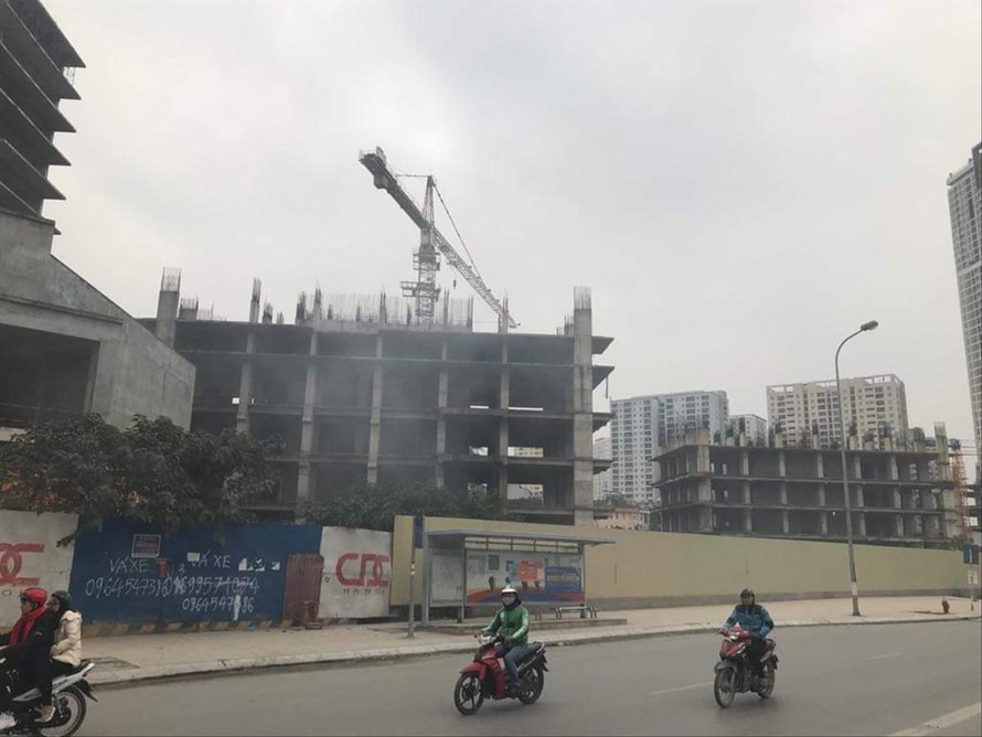 Hàng nghìn người mua nhà dự án Usilk City (Hà Đông, Hà Nội) đã có hơn 10 năm đòi nhà. Ảnh nhỏ: Nhiều dự án bất động sản tại Mê Linh-Hà Nội trở thành nơi chăn thả trâu bò Ảnh: Tuấn Minh