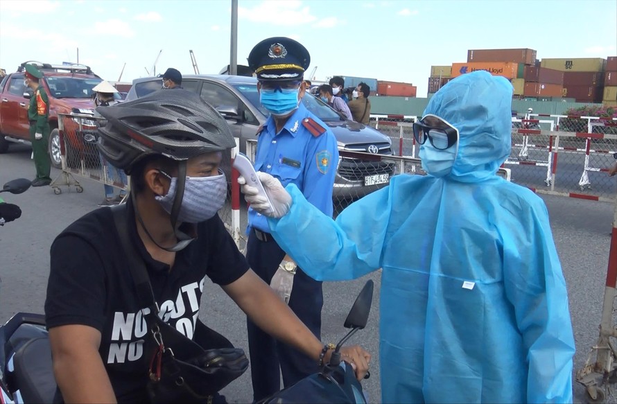 Lực lượng chức năng kiểm tra thân nhiệt người dân vào TPHCM Ảnh: Ngô Bình