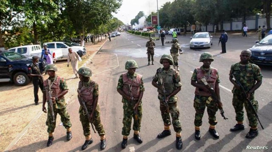 Nigeria sử dụng cảnh sát và quân đội phong tỏa, giới nghiêm để chống dịch 