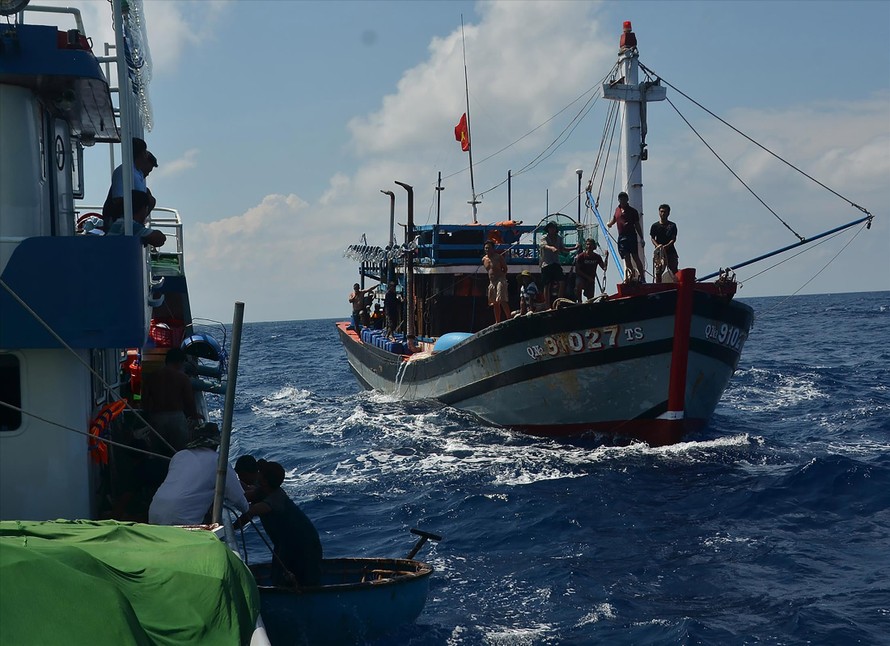 Tàu ngư dân Quảng Nam đang đánh bắt cá tại bãi cạn Macclesfield Ảnh: Văn Chương 