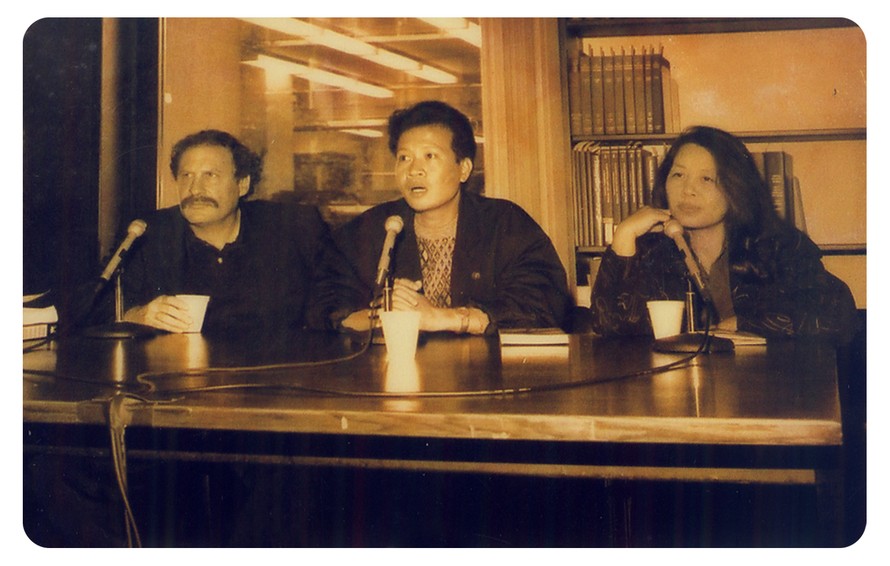 Wayne Karlin (bìa trái) và các nhà văn Việt Nam Hồ Anh Thái, Lê Minh Khuê tại họp báo giới thiệu hợp tuyển văn học Việt Mỹ “Phía bên kia góc trời”(1995) Ảnh: THỜI BÁO NEW YORK 