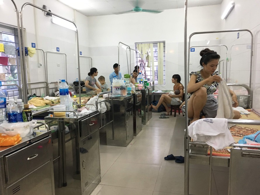 Bệnh nhân điều trị sốt xuất huyết tại Hà Nội Ảnh: Như Ý
