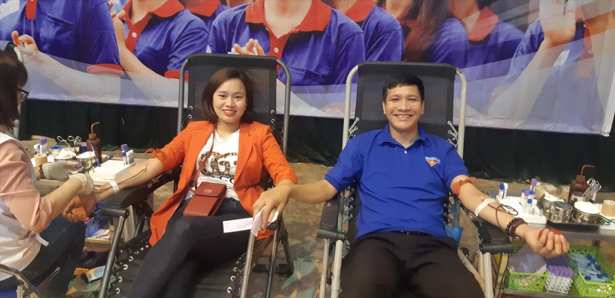Bí thư Đoàn xã Đỗ Quang Hiếu (bên phải) hiến máu tình nguyệnẢnh: NVCC