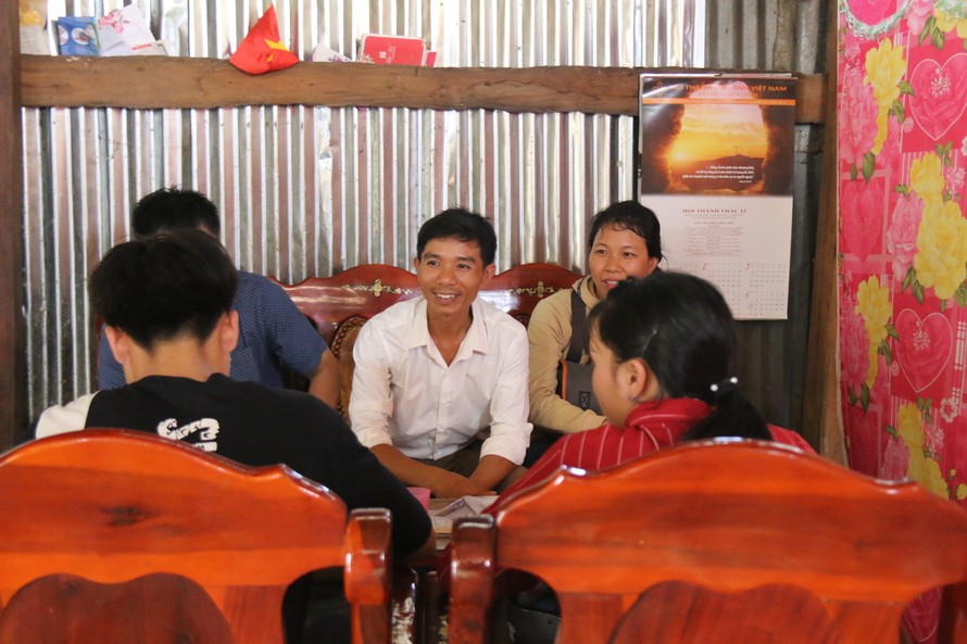 Thầy Lương (áo trắng, giữa) vận động học sinh đi học 
