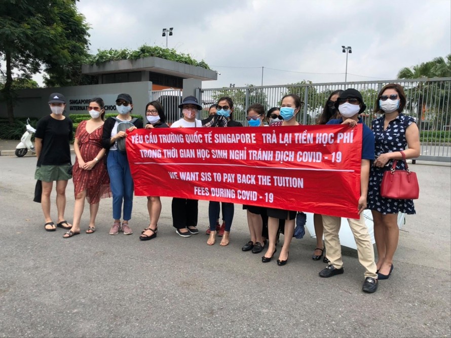 Phụ huynh căng băng rôn phản đối chính sách học phí Trường Quốc tế Singapore (Hà Nội) 