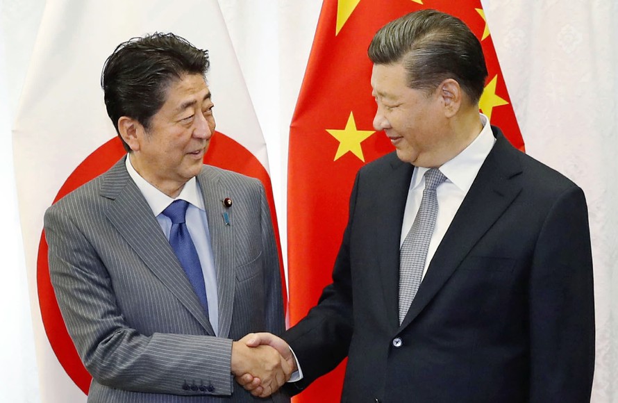 Chủ tịch Trung Quốc Tập Cận Bình (phải) và Thủ tướng Nhật Bản Abe Shinzo gặp nhau ở Nga tháng 9/2019ảnh: Kyodo