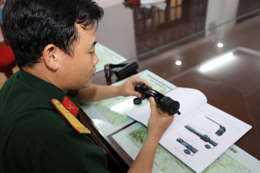 Thiếu tá Trần Tiến Thành với thiết bị kiểm tra và bắn nhanh, chính xác ngày, đêm của súng tiểu liên AK 