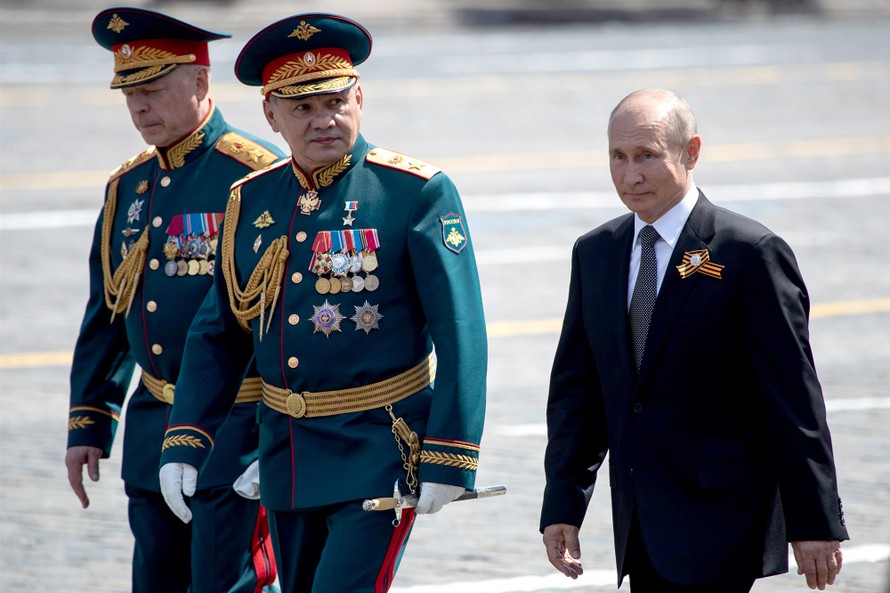Tổng thống Nga Vladimir Putin cùng các tướng lĩnh quân đội tại buổi diễu binh kỷ niệm Ngày chiến thắng phát xít vừa qua Ảnh: NBCNEWS 